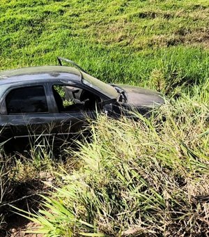 Família arapiraquense sofre acidente de carro na AL 105; todos sobreviveram