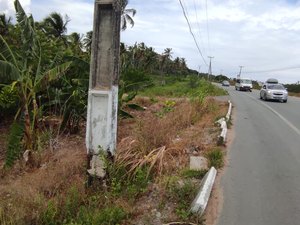 Poste danificado corre risco de desabar em Maragogi