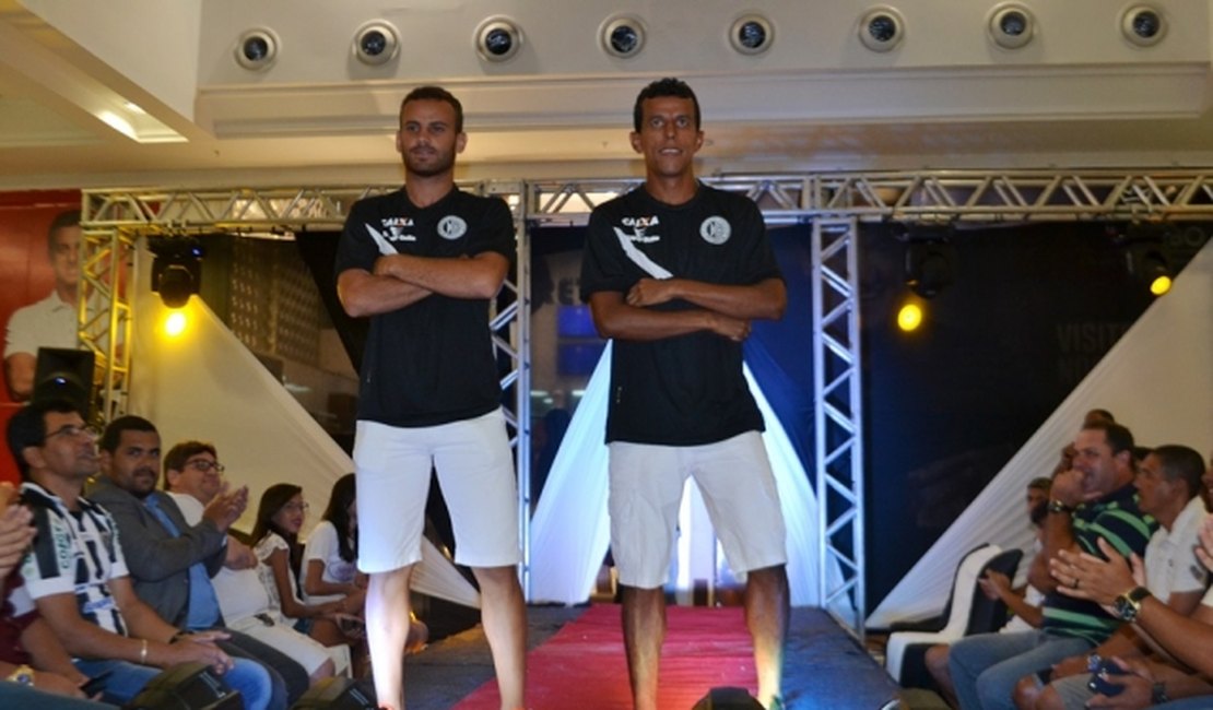 Jogadores do ASA desfilam para lançar novos uniformes do time
