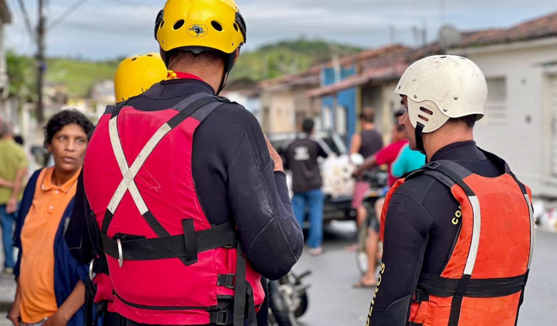 Bombeiros atendem 111 ocorrências devido às chuvas em Maceió e Rio Largo