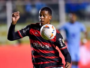 Emprestado pelo Flamengo, atacante sofre grave lesão na cabeça e  deixa jogo de ambulância na Série B