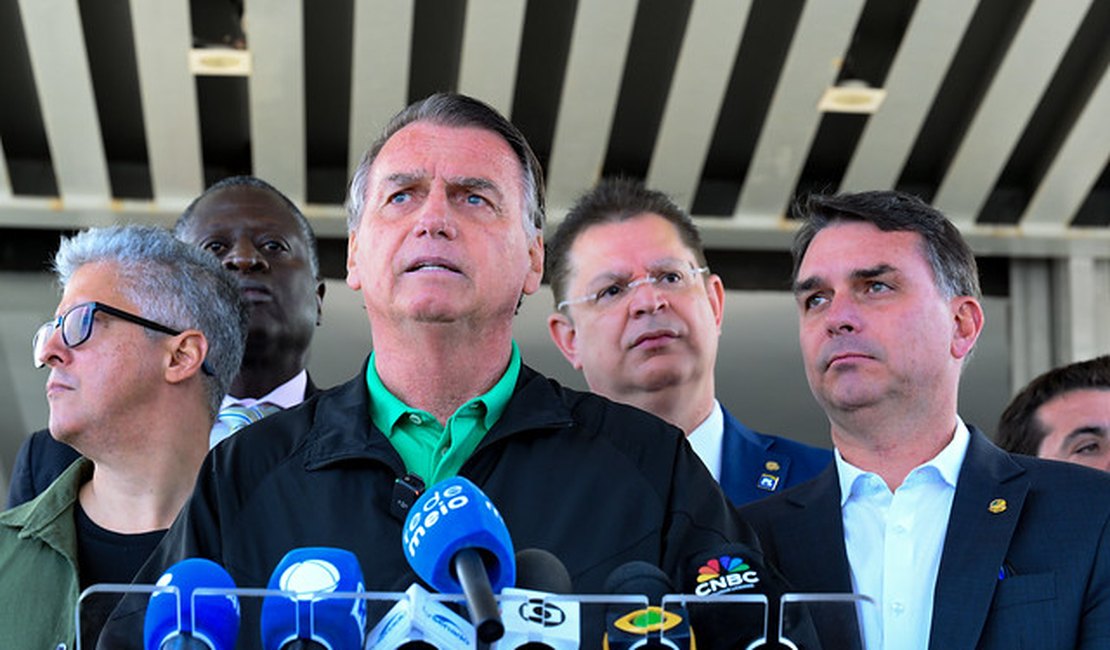 Moraes reforça proibição do uso de redes sociais por Bolsonaro e alerta para risco de prisão
