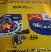 Polícia apreende arma de fogo e motocicleta roubada na Santa Lúcia
