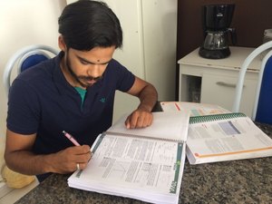 Candidatos ao Enem enfrentam maratona de estudos na reta final de preparação