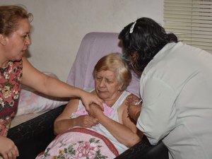 Influenza: equipes levam imunização para idosos acamados em casa