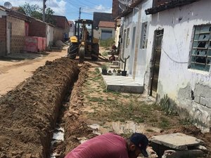Casal implanta redes de água e amplia abastecimento em Delmiro Gouveia