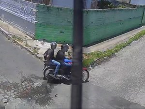 Moradores denunciam onda de assaltos no Jacintinho e dupla é flagrada em ação