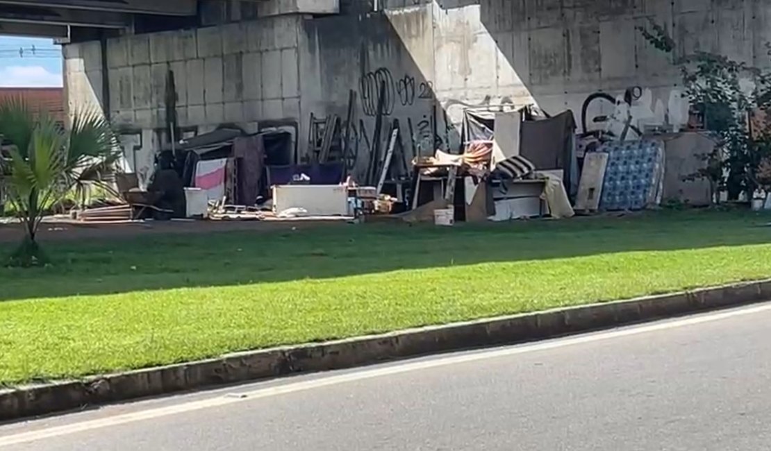 Cerca de 32 pessoas em situação de rua estão abrigadas embaixo do viaduto da PRF