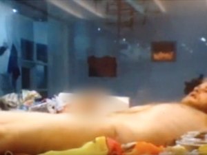 Estudante confinado nu em caixa de vidro se masturba e recebe ameaças de morte