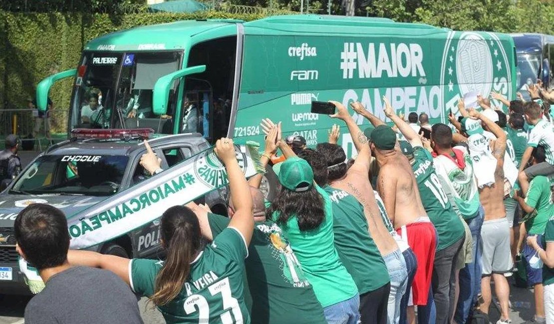 Palmeiras desembarca em São Paulo e é recepcionado por grupo de torcedores na Academia de Futebol