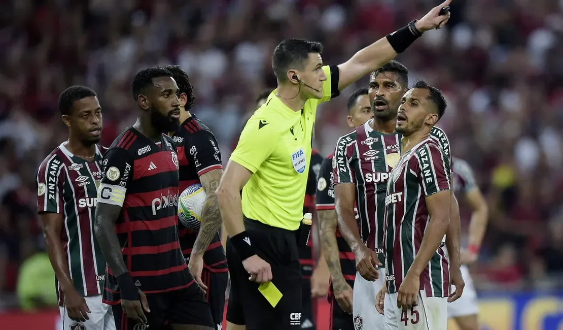 Pênalti marcado a favor do Flamengo divide opinião entre ex-árbitros