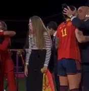 Jogadora da Espanha leva beijo na boca durante a premiação da Copa do Mundo Feminina