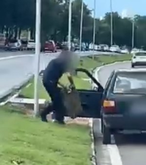 [Vídeo] Idoso é filmado furtando pedaços de grama na Durval de Góes Monteiro