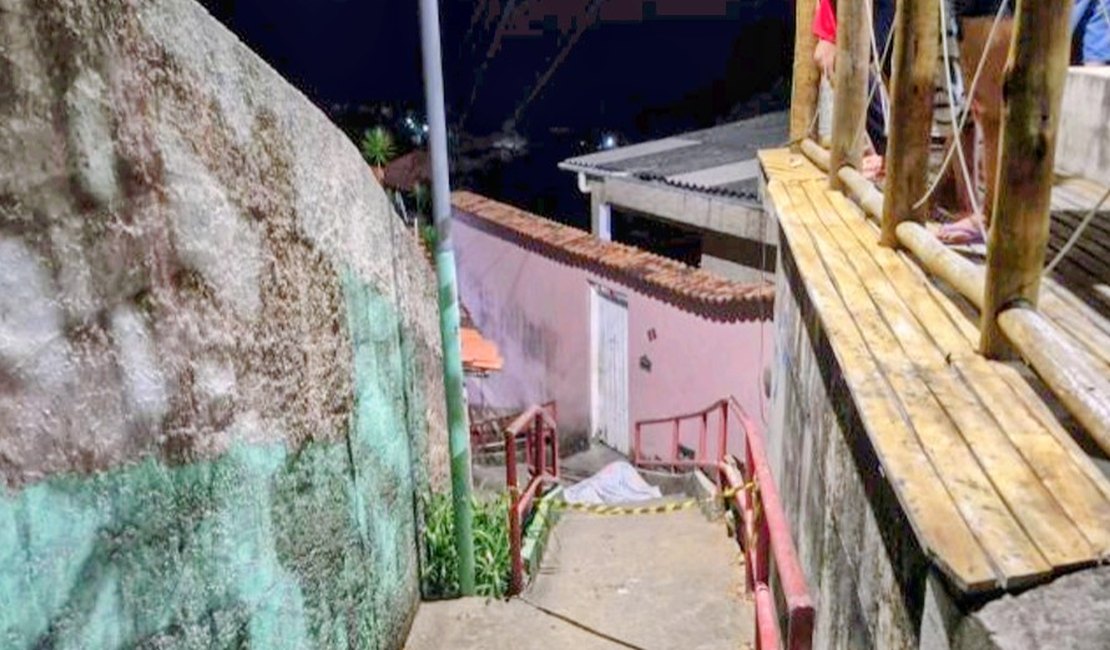 Polícia procura suspeitos de matar jovem perto de igreja em Ipioca