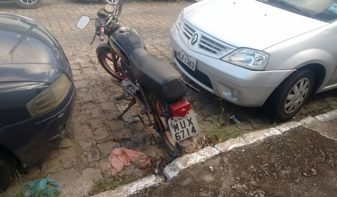 Após tumulto, polícia apreende moto com registro de roubo na Pajuçara