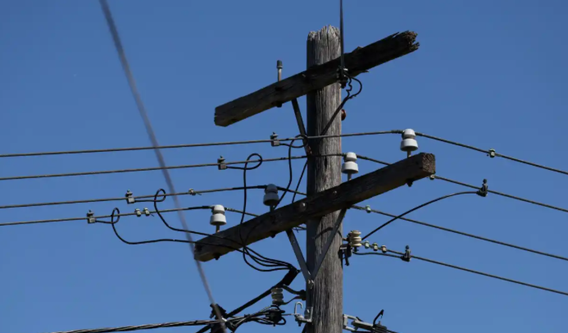 Ventania causa falta de energia e afeta votação em dois locais de Japaratinga