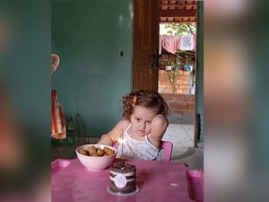 [Vídeo] Vela ‘explosiva’ assusta aniversariante de 2 anos e reação viraliza
