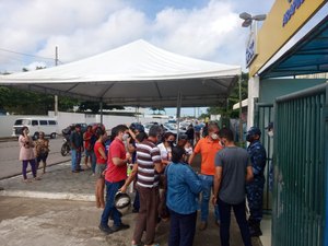 [Vídeo] Tumulto e confusão para tomar a segunda dose da Coronavac em Arapiraca