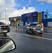 Acidente entre carros deixa homem ferido no Tabuleiro do Martins