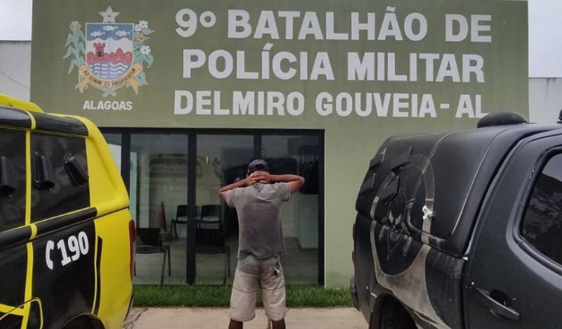 Suspeito de crime sexual, jovem é preso perto de feira livre em Delmiro Gouveia, no Sertão