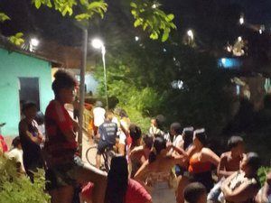 Homem é esfaqueado no peito na Grota do Estrondo, em Maceió; mãe é apontada como suspeita