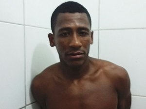 Homem com passagem pela polícia é detido por populares após assaltar turista na orla