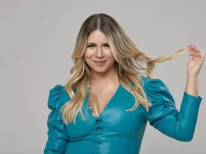 Imagem no Street View mostra jovem que seria Marília Mendonça. Veja