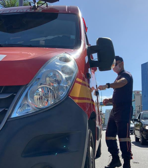 Mulher é atropelada por moto e socorrida na Avenida Álvaro Otacílio