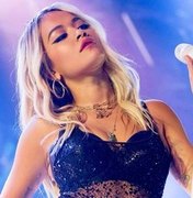 Cantora Rita Ora se desculpa após dar festa para 30 pessoas