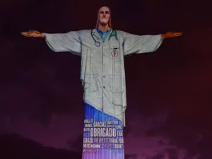 Cristo Redentor 'veste' jaleco para homenagear profissionais da saúde