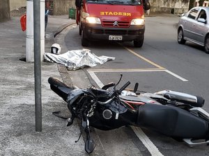 Motociclista morre após colidir com poste de iluminação no interior de AL