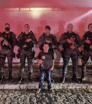 Polícia participa de aniversário de garoto em São Luís do Quitunde