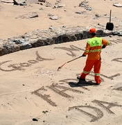 Gari viraliza ao fazer mensagens e desenhos na areia da Ponta Verde, em Maceió