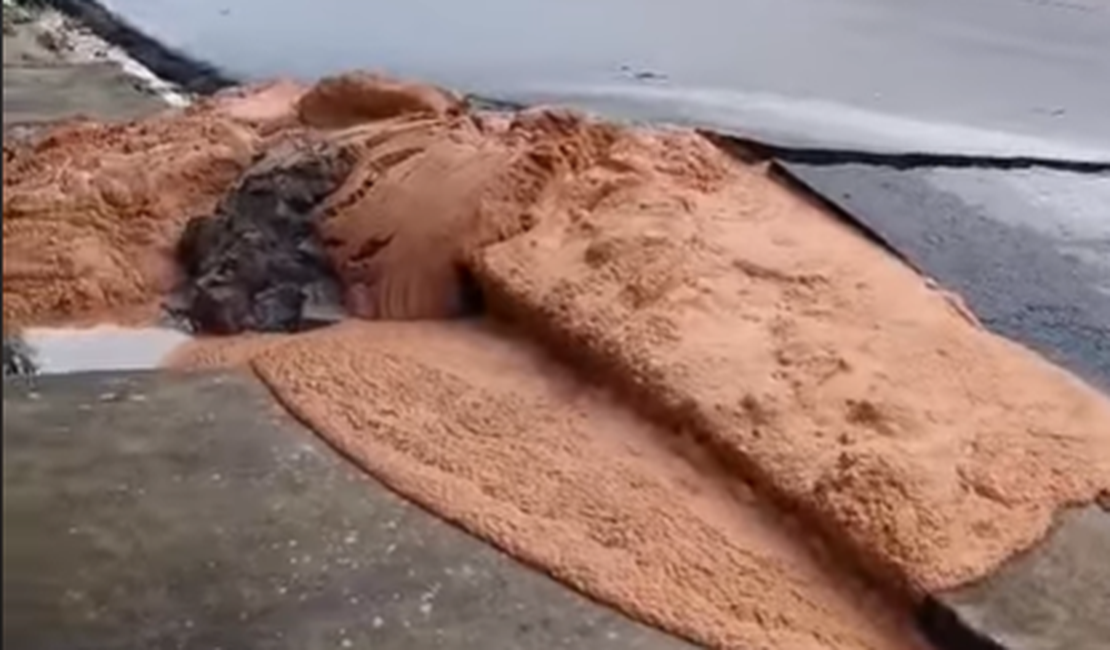 [Vídeo] Asfalto rompe e lama assusta moradores em área de risco no Bom Parto