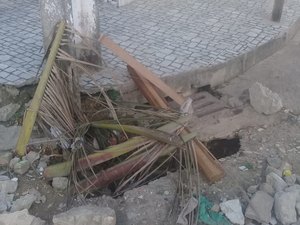 Moradores reclamam de bueiros danificados no Tabuleiro do Martins