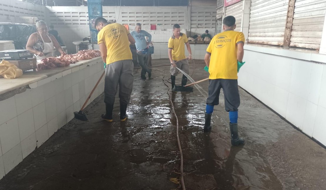 Após chuvas, Mercado da Produção passa por retirada de lixo e alas são lavadas