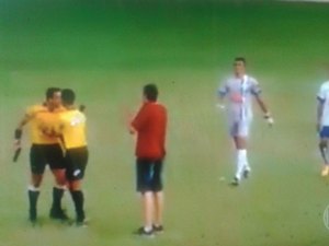 Árbitro saca arma durante partida de futebol amador