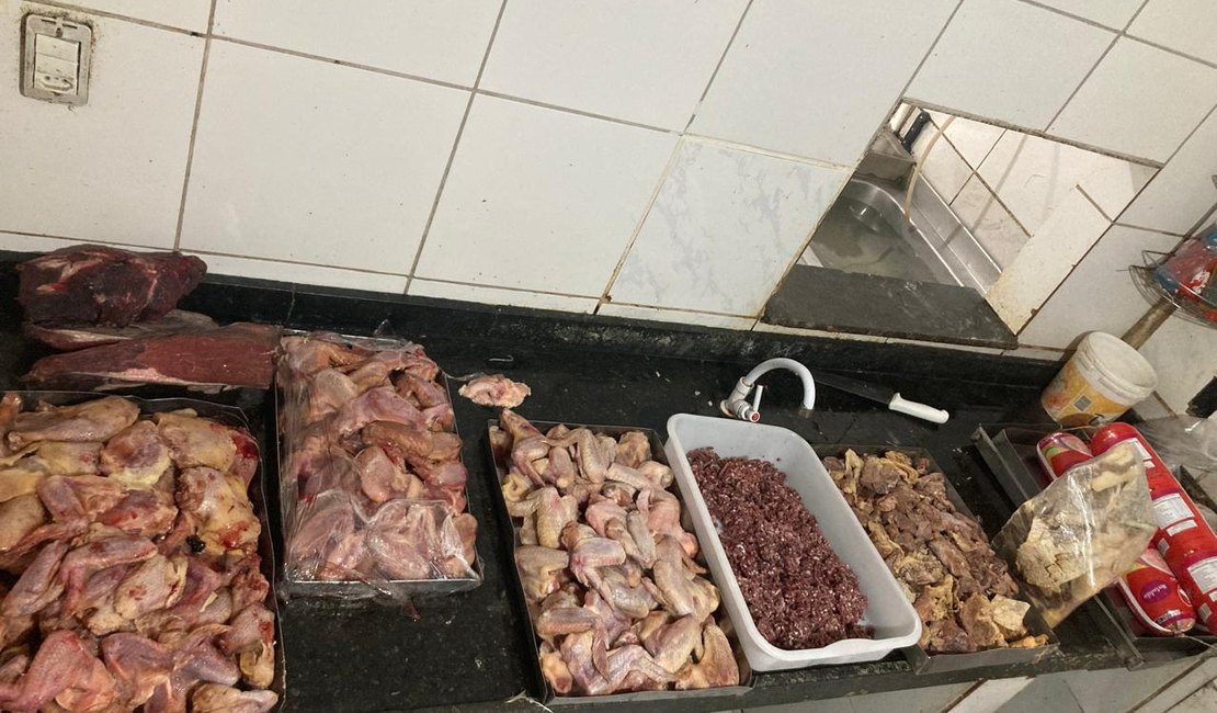 Fiscalização apreende 90kg de carne estragada e interdita frigorífico