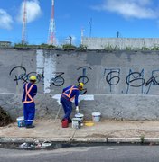 Vândalos picham muro em área recém revitalizada no bairro do Jacintinho