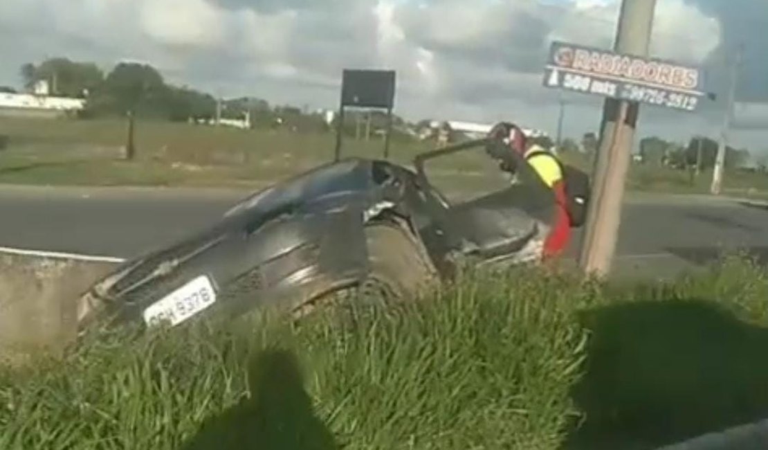 Carro cai em canteiro após ser atingido por carreta em Rio Largo