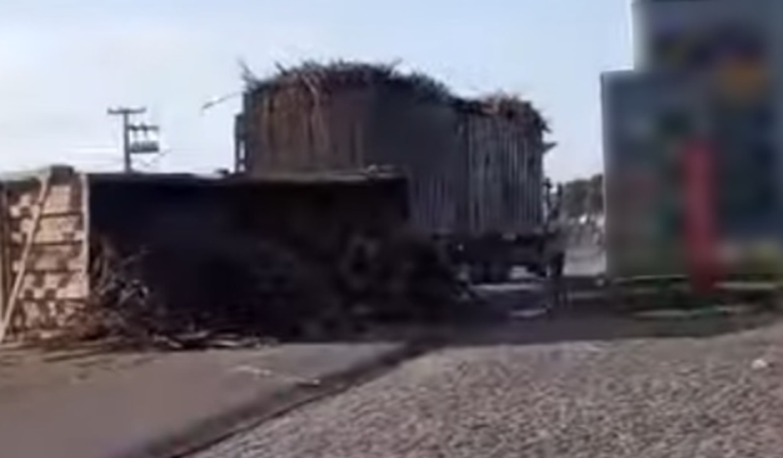 [Vídeo] Caminhão carregado de cana-de-açúcar tomba em rodovia de Messias