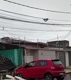 Veículo desgovernado derruba muro de casa no bairro Capiatã, em Arapiraca