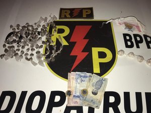 Jovem é presa com maconha e crack no Jacintinho
