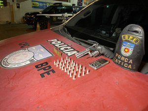 Homem é preso portando mais de 30 pinos de cocaína em grota do São Jorge