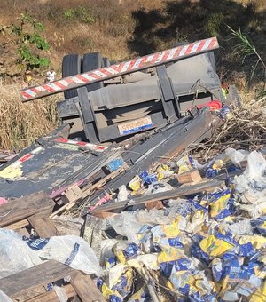 Corpo de motorista do caminhão que caiu em ribanceira é resgatado pelos bombeiros