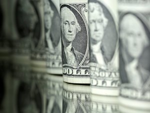 Dólar chega a R$ 5,77, mas fecha estável após comentário de Arthur Lira