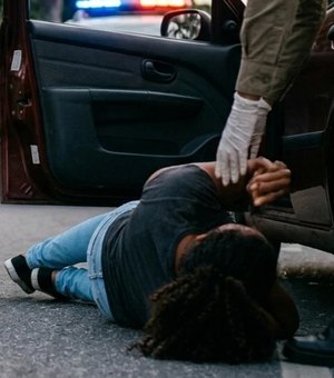 Homem é preso após empurrar companheira de carro em movimento em Maceió