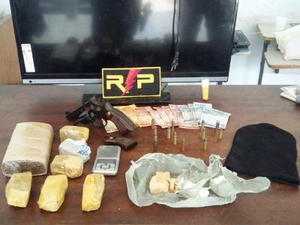 Casal é detido pela PM que localiza maconha, crack e cocaína na casa dos acusados