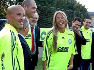 Adriane Galisteu promete fazer strip se o Palmeiras for campeão brasileiro