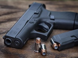 Suspeito é apreendido com arma de fogo após perseguição, em Maceió